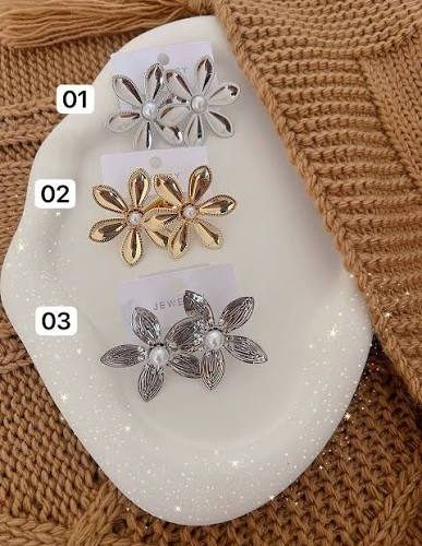گوشواره طرح گل ـ دارای رنگ‌بندی