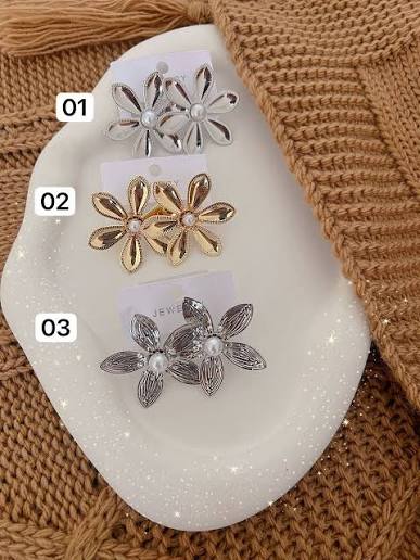 گوشواره طرح گل ـ دارای رنگ‌بندی